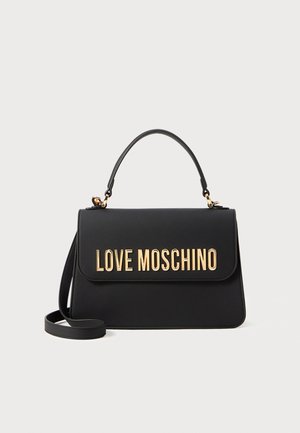 Melna rokassoma ar strukturētu dizainu, zelta krāsas "LOVE MOSCHINO" logo, augšējo rokturi un noņemamu plecu siksnu. Gluda tekstūra.