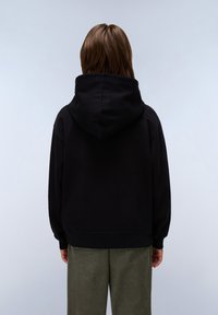 Felpa nera con cappuccio, dal taglio rilassato, con polsini e orlo a costine, caratterizzata da una superficie liscia e un design semplice. Viene mostrata la vista posteriore.