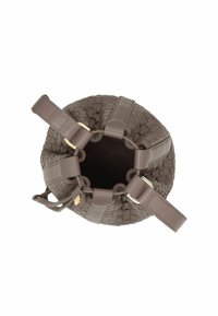 Borsa a secchiello rotonda in morbido pellame marrone con texture intrecciata e manici piatti. Caratterizzata da accessori in oro e chiusura con coulisse sulla parte superiore.