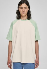 Urban Classics RAGLAN TEE - Trükipildiga T-särk - whitesand vintagegreen
