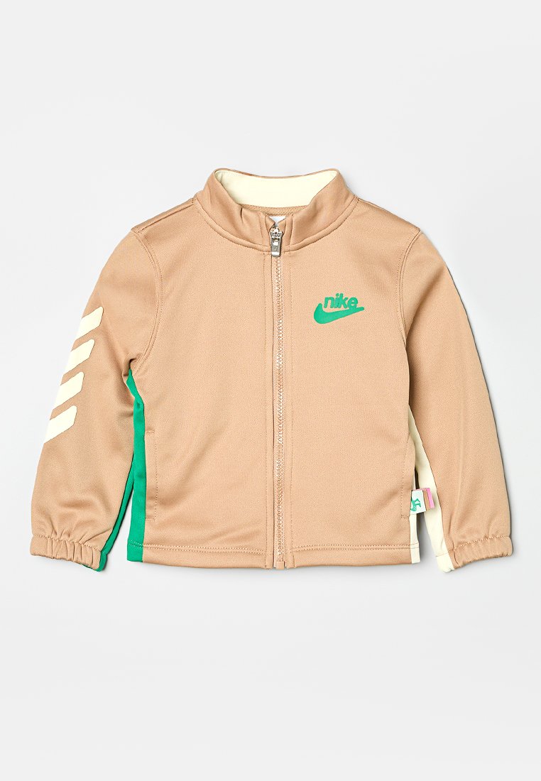 Beżowa kurtka z zamkiem błyskawicznym, z kremowym wnętrzem, z zielonymi akcentami i zielonym logo Nike. Białe ukośne paski na rękawach. Miękki materiał.