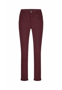 Slim-fit dames broek in bordeauxrood met voorzakken, lussen voor een riem, knoopsluiting en opgerolde manchetten op een witte achtergrond.
