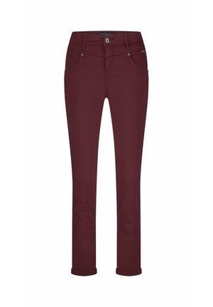 Slim-fit dames broek in bordeauxrood met voorzakken, lussen voor een riem, knoopsluiting en opgerolde manchetten op een witte achtergrond.