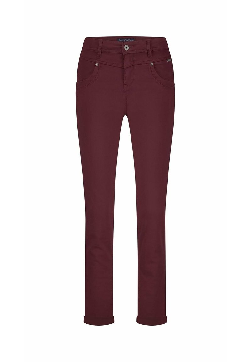 Slim-fit dames broek in bordeauxrood met voorzakken, lussen voor een riem, knoopsluiting en opgerolde manchetten op een witte achtergrond.