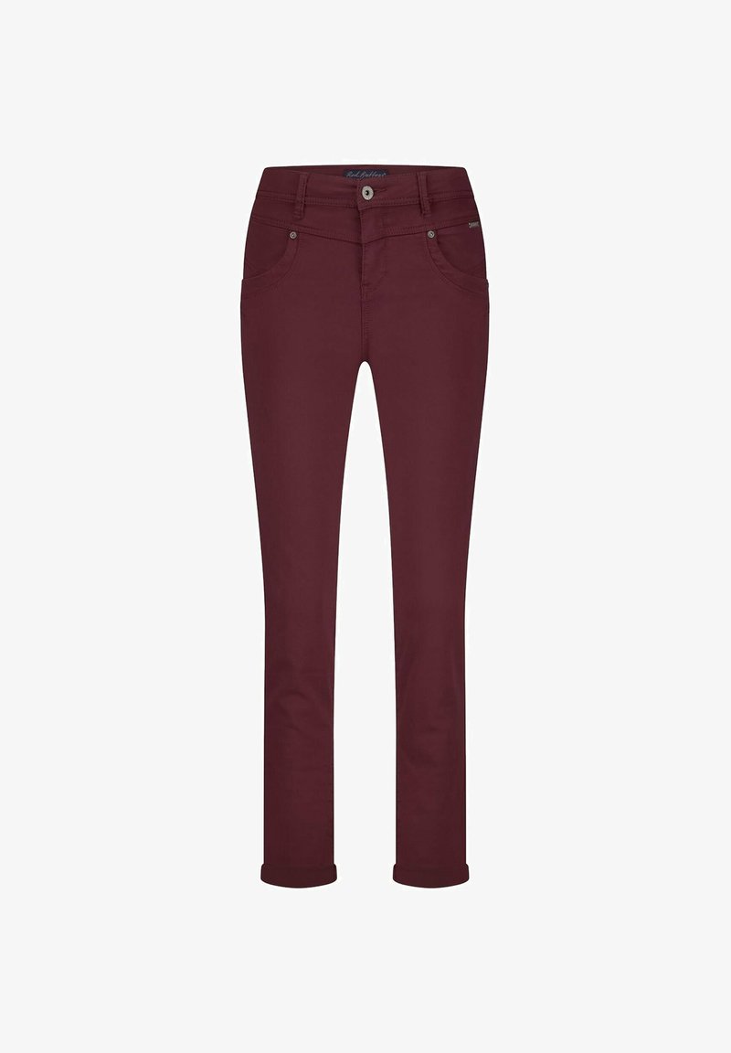 Slim-fit dames broek in bordeauxrood met voorzakken, lussen voor een riem, knoopsluiting en opgerolde manchetten op een witte achtergrond.