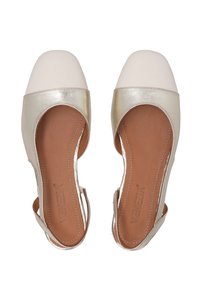 Goldene und cremefarbene Ballettflats mit einer abgerundeten Spitze, einem metallisch glänzenden Obermaterial aus Leder und offenem Rücken, ausgestattet mit einer gepolsterten, braunen Innensohle.