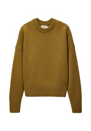 Pull en maille jaune moutarde avec un col rond, des épaules tombantes et des poignets et un ourlet côtelés. Texture douce et coupe ample.