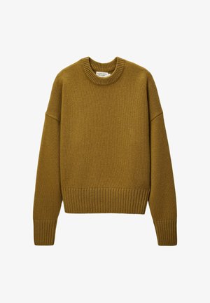Pull en maille jaune moutarde avec un col rond, des épaules tombantes et des poignets et un ourlet côtelés. Texture douce et coupe ample.