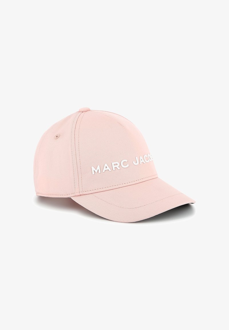 Casquette de baseball rose en coton avec une visière courbée, arborant le texte brodé blanc "MARC JACOBS" à l'avant. Finition en tissu texturé.