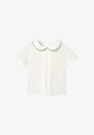 Chemise blanche à manches courtes pour bébé avec un col Claudine bordé de bleu clair et des plis verticaux au centre devant.