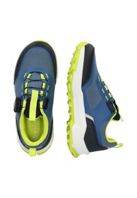 Blå och svarta sportskor med gröna accenter, texturerad mesh-övredel, dragflik och ett rattfäste. Tjock, klumpig sula.