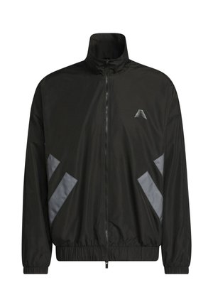 Čierna vetrovka na zips s vysokým golierom, elastickými manžetami a spodným lemom, sivými diagonálnymi pruhmi blízko vreciek a malým logom na hrudi.