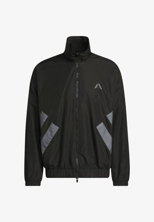 Schwarze etwas längere Windjacke mit hohem Kragen, elastischen Bündchen und Saum, grauen diagonalen Streifen in der Nähe der Taschen und kleinem Logo auf der Brust.