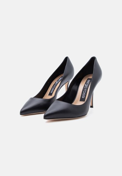 Ζευγάρι μαύρα δερμάτινα ψηλοτάκουνα με μυτερά δάχτυλα και λεπτά τακούνια στιλέτο, με μπεζ εσωτερικές σόλες που φέρουν την ετικέτα "sergio rossi".