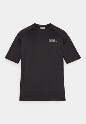 Zwarte t-shirt met korte mouwen van zachte stof, met een witte 'hummel' logo op de linkerkant van de borst en raglan-stijl mouwen.