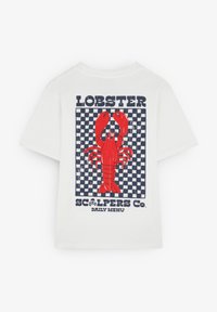 Maglietta in cotone bianca con una grafica di un'aragosta rossa su uno sfondo a quadretti blu navy, con il testo "LOBSTER SCALPERS CO. MENU GIORNALIERO".