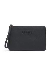 Pochette en cuir noir avec une finition texturée, dotée d'une fermeture éclair et d'une sangle de poignet amovible. Logo embossé à l'avant.
