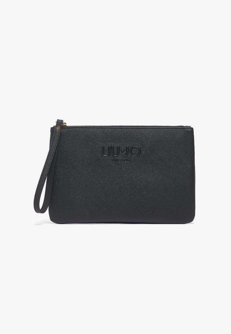 Pochette en cuir noir avec une finition texturée, dotée d'une fermeture éclair et d'une sangle de poignet amovible. Logo embossé à l'avant.