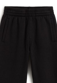 Pantalones de chándal negros con cinturilla elástica y bolsillos laterales, exhibidos de forma plana sobre un fondo blanco.