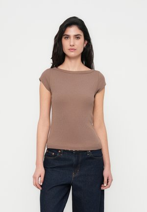 Brun, figursyet t-shirt med rund halsudskæring og korte ærmer, tekstureret ribstof, kombineret med mørkeblå løstsiddende jeans.