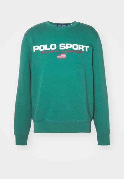Sweatshirt verde feito de uma mistura de algodão. Possui um decote redondo, mangas longas e uma grande impressão frontal dizendo "POLO SPORT" em branco e vermelho, com uma imagem da bandeira americana.