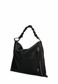 Borsa a mano in pelle nera con manico intrecciato, tasca con zip e superficie texture. Design asimmetrico con dettagli in hardware dorato.