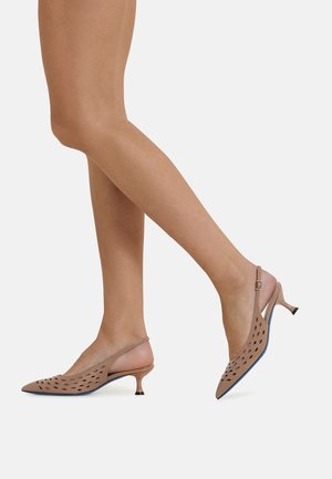 Scarpe slingback beige con design perforato, punta affusolata e tacco kitten di 5 cm. Texture liscia e sottili accenti blu sulla suola.