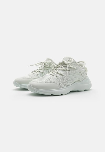 Witte ademende mesh sneakers met textuuraccenten en een gewatteerde zool. Voorzien van bijpassende veters en een gewatteerde kraag voor extra comfort.