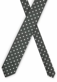 Cravate grise avec un motif géométrique de petits carrés blancs sur un fond texturé, affichant un design étroit et une pointe pointue.