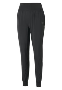 Svarta träningsbyxor med en mjuk textur, elastisk midja och smalnande muddar. Har en diskret logotyp på vänster ben.