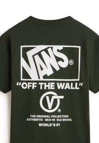Camiseta de algodón verde con el logo blanco de "VANS" y el texto "OFF THE WALL" en una posición destacada en la parte posterior, con detalles adicionales de la marca.