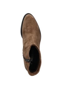 Bruine suedelaarzen tot de enkel met een puntige neus, zwarte zool en zijkleur, van bovenaf weergegeven op een witte achtergrond.