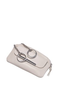 Lysbeige læderpung med sølvkæde og ringdetaljer, rektangulær form, lynlås lukning, med en glat, struktureret overflade.