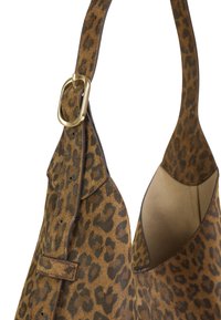 Sac à main en daim imprimé léopard avec des accents marron, doté d'une large bandoulière, de ferrures dorées et d'une finition douce et texturée.