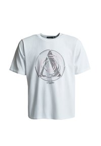 Valkoinen puuvillainen t-paita lyhyillä hihoilla, jossa on pyöreä graafinen kuvio mustalla ja vaaleanpunaisella, jossa on keskinäisiä viivoja ja teksti "ALESSANDRO".