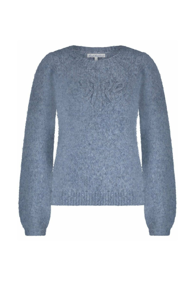 Lichtblauwe gebreide trui met lange mouwen, ronde halslijn, geribde manchetten en zoom, en een gestructureerd decoratief patroon op de borst.