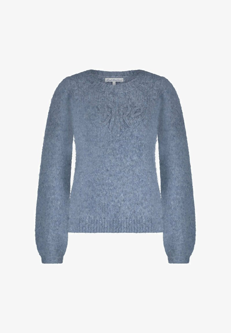 Lichtblauwe gebreide trui met lange mouwen, ronde halslijn, geribde manchetten en zoom, en een gestructureerd decoratief patroon op de borst.