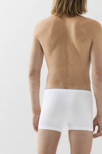 Witte katoenen boxershorts met een gladde textuur en een elastische tailleband, bekeken vanaf de achterkant, waarbij het strakke ontwerp wordt benadrukt.