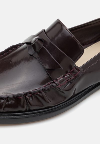 Alexandre Birman CLARITA LASER LOAFER - Scarpe senza lacci - dark plum