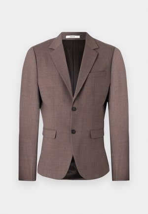 Blazer castanho sob medida feito de tecido texturizado, apresentando lapela com entalhe, fecho de dois botões e dois bolsos frontais com um bolso no peito.