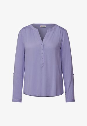Blusa de manga larga de lavanda, tejido ligero, cuello en V con tapeta de botones, sutil fruncido en los hombros, dobladillo recto, sin estampados.