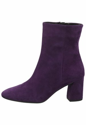 Stivaletto in suede viola con punta affusolata e tacco quadrato. Texture liscia, design semplice e chiusura con zip laterale.