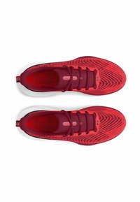 Baskets de sport rouges avec une tige en mesh respirant, un design texturé, des lacets plats et une semelle en caoutchouc blanc. Logo Under Armour présent.
