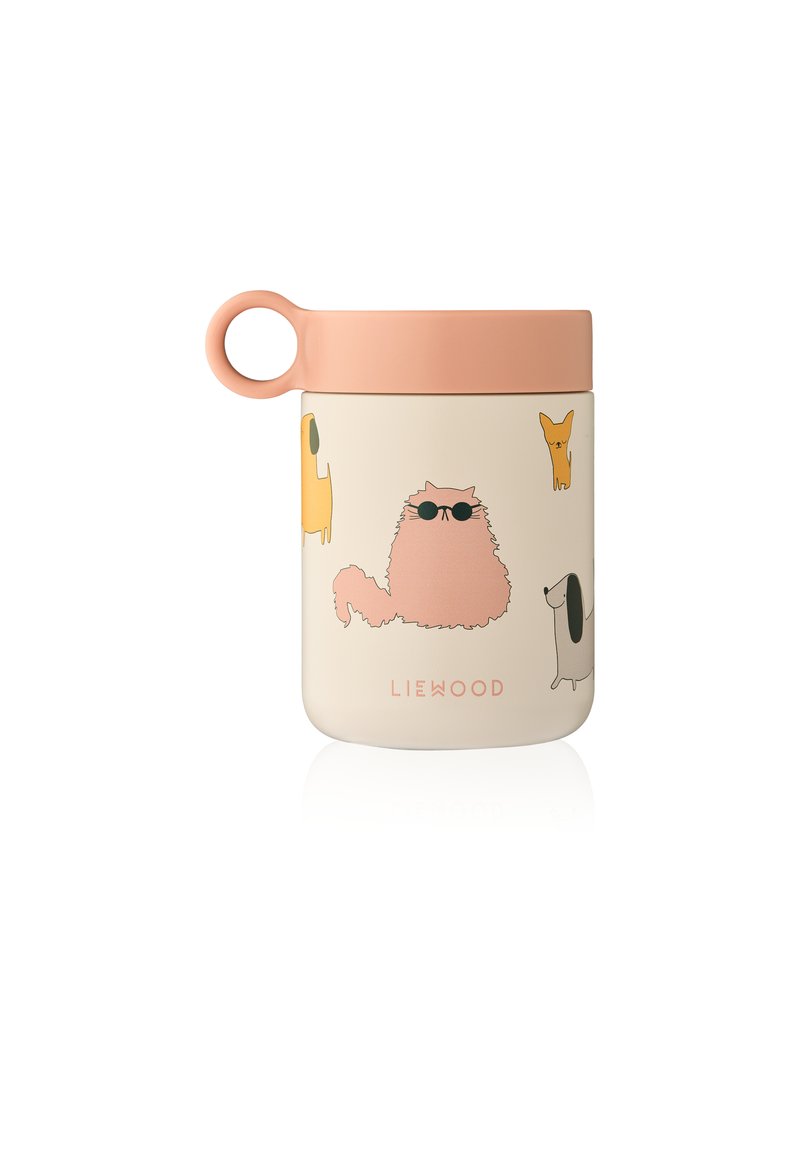 Tazza isolata con coperchio e manico rosa, decorata con stampe di animali dei cartoni animati in colori pastello su uno sfondo crema. Texture liscia.
