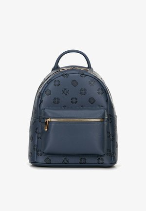 Niebieski skórzany plecak z wytłaczanymi wzorami, w zaokrąglonym kształcie, z górnym uchwytem oraz przednią kieszenią na zamek, akcentowaną złotymi elementami.