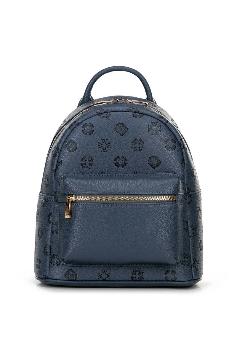 Zaino in pelle blu con motivi in rilievo, forma arrotondata, maniglia superiore e tasca con zip frontale accentuata da hardware dorato.