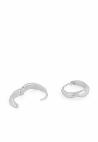 Söljörhängsmycken med en elegant, böjd design. Slät metallyta med en polerad finish. Har en gångjärns-låsning för säker användning.