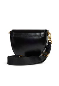 Borsa a tracolla in pelle nera con un design arrotondato, hardware dorato e una tracolla in tessuto staccabile. Presenta una pattina frontale e una superficie liscia.