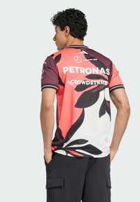 adidas Performance AMG PETRONAS FORMULA ONE DRIVER AUTHENTIC - Sports T-shirts - aurora ruby   turbo   off white