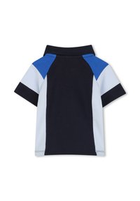 Polo shirt blu navy con maniche corte, accenti azzurri e blu scuro sulle spalle e sui lati, colletto a coste, texture in cotone liscia.